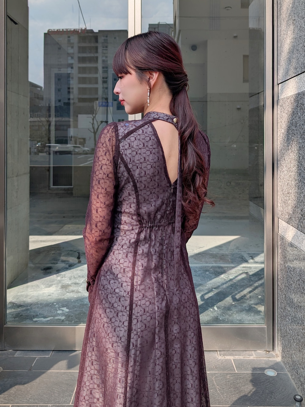 ブラウン系のドレスを着用したレディースの冬コーディネートの2枚目の写真