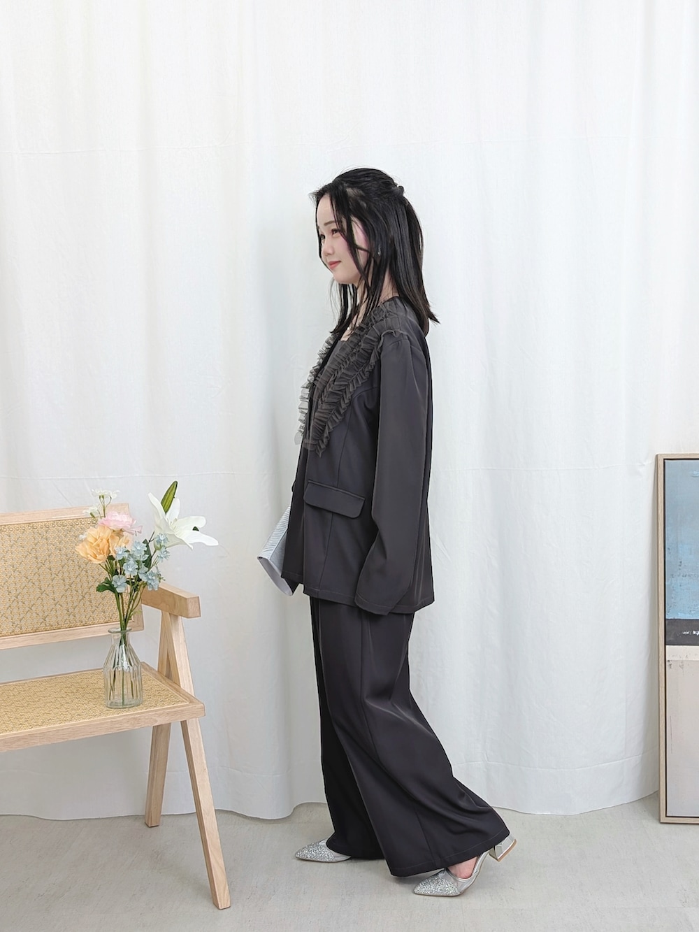 ブラウン系のパンツドレスを着用したレディースの春コーディネートの2枚目の写真