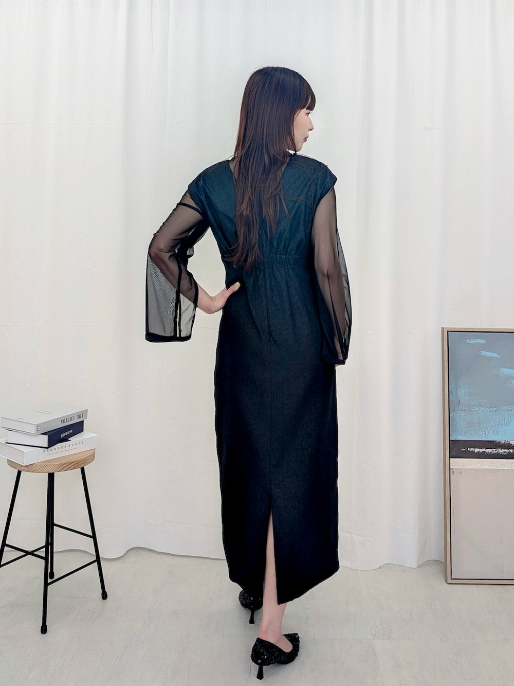 ブラック系のドレスを着用したレディースの春コーディネートの2枚目の写真