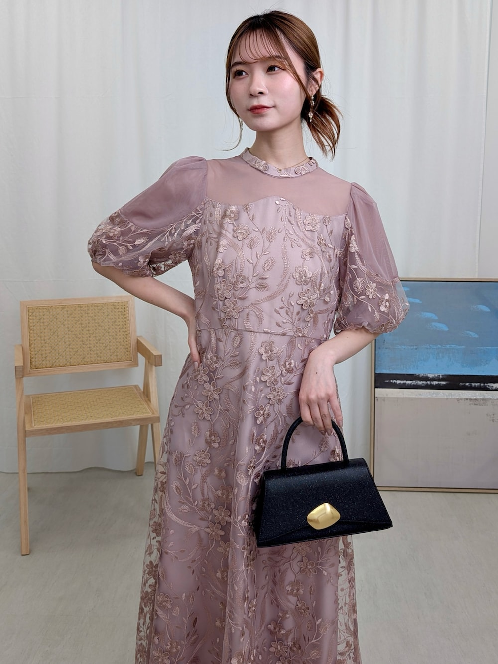 ピンク系のドレスを着用したレディースの春コーディネートの4枚目の写真