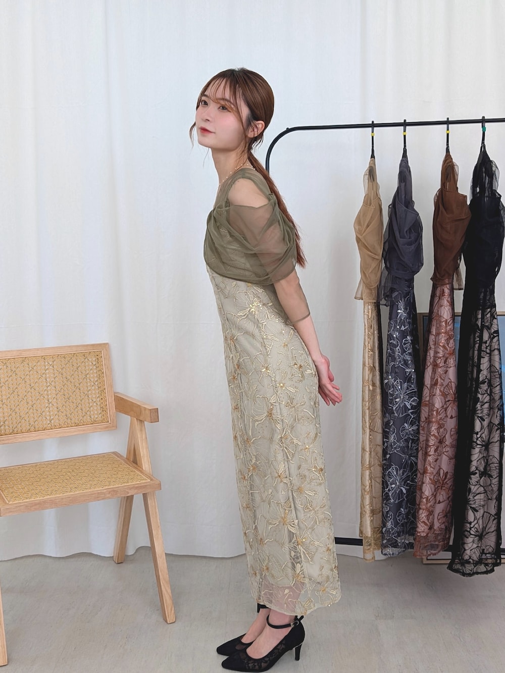 グリーン系のドレスを着用したレディースの春コーディネートの2枚目の写真