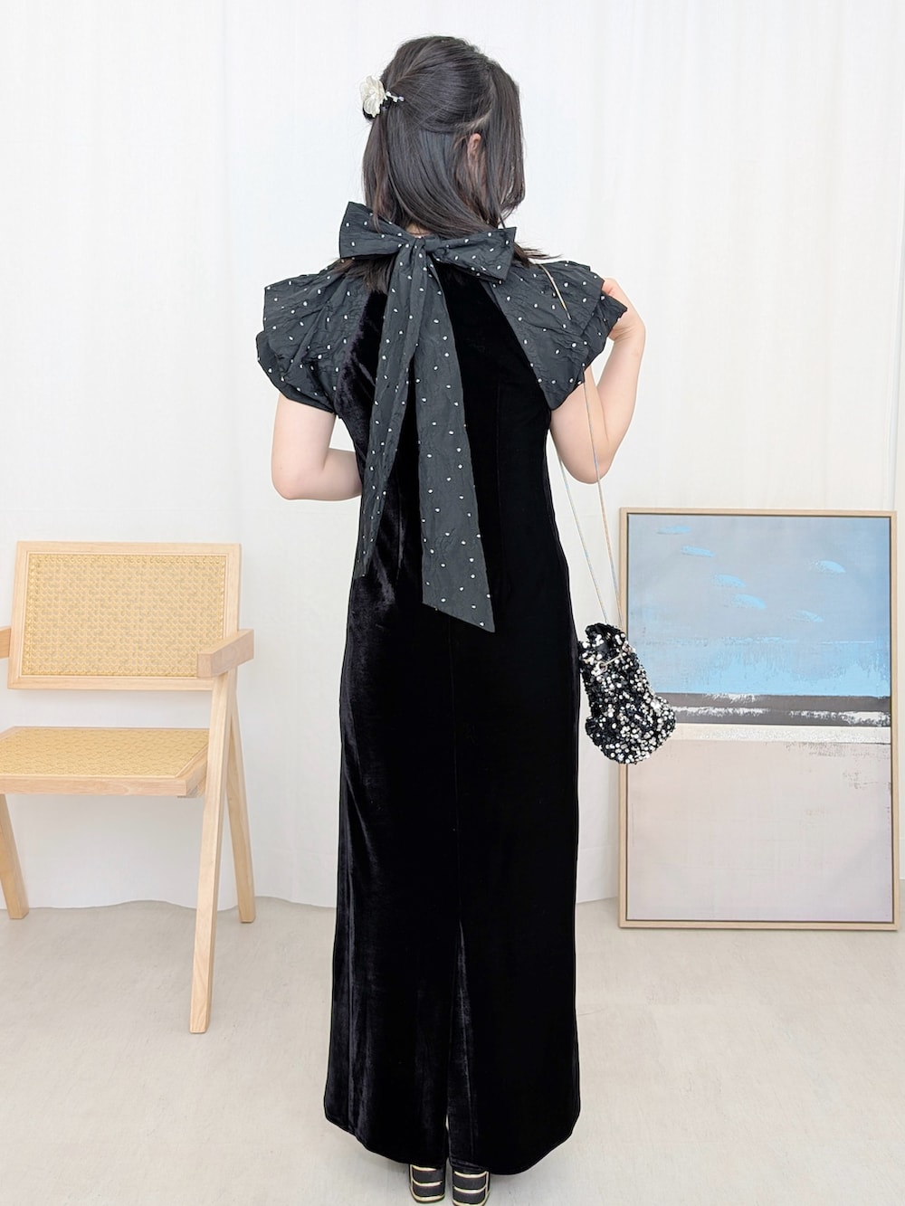 ブラック系のドレス、ブラック系のパンプスを着用したレディースの冬コーディネートの2枚目の写真