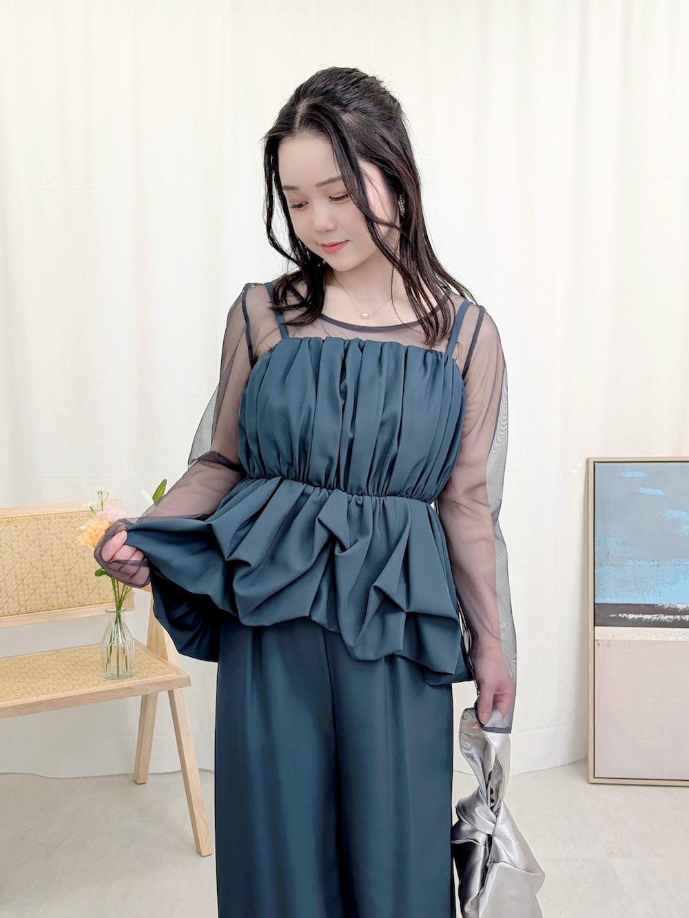 シルバー系のハンドバッグ、ブルー系のパンツドレスを着用したレディースの春コーディネートの4枚目の写真
