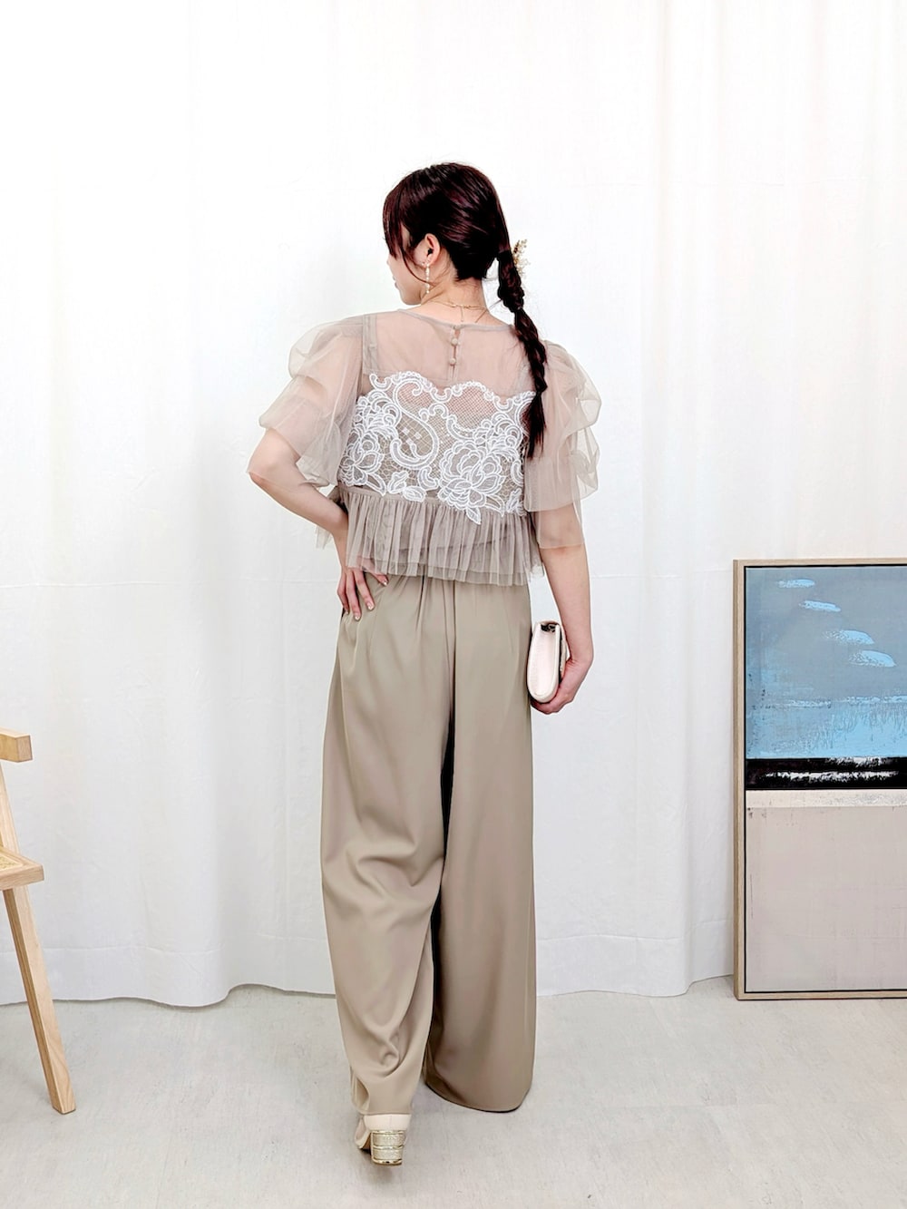 ベージュ系のパンツドレスを着用したレディースの春コーディネートの2枚目の写真