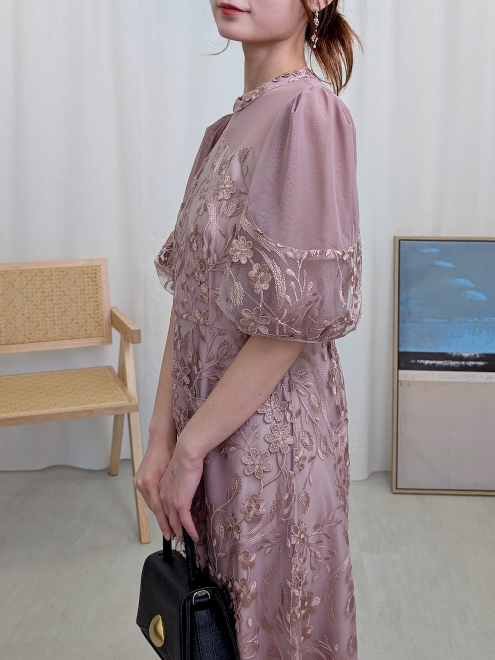 ピンク系のドレスを着用したレディースの春コーディネートの3枚目の写真