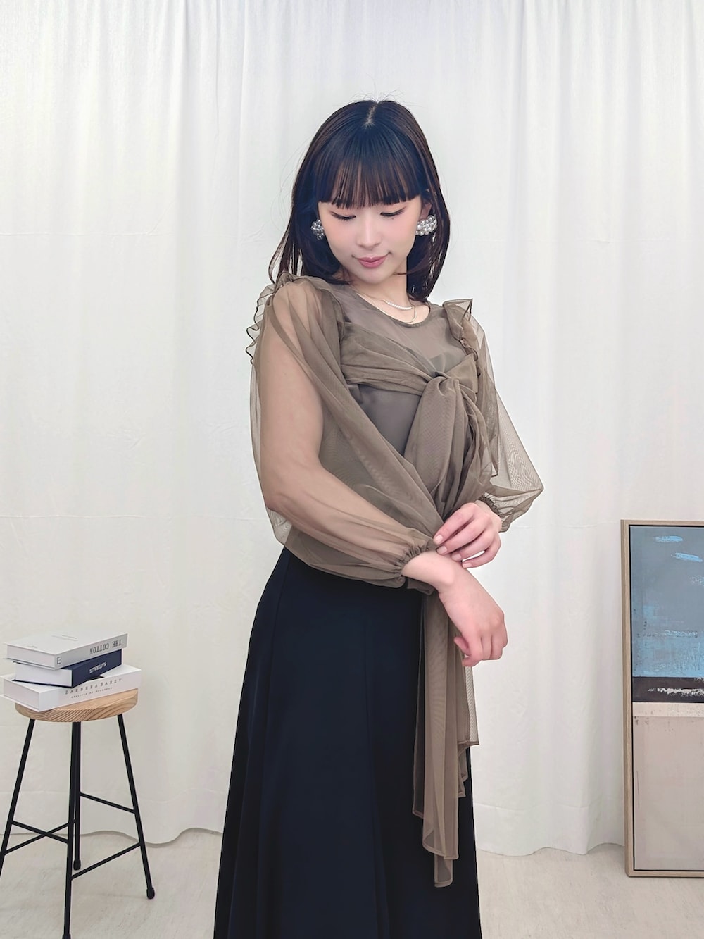 ブラック系のドレスを着用したレディースの春コーディネートの4枚目の写真