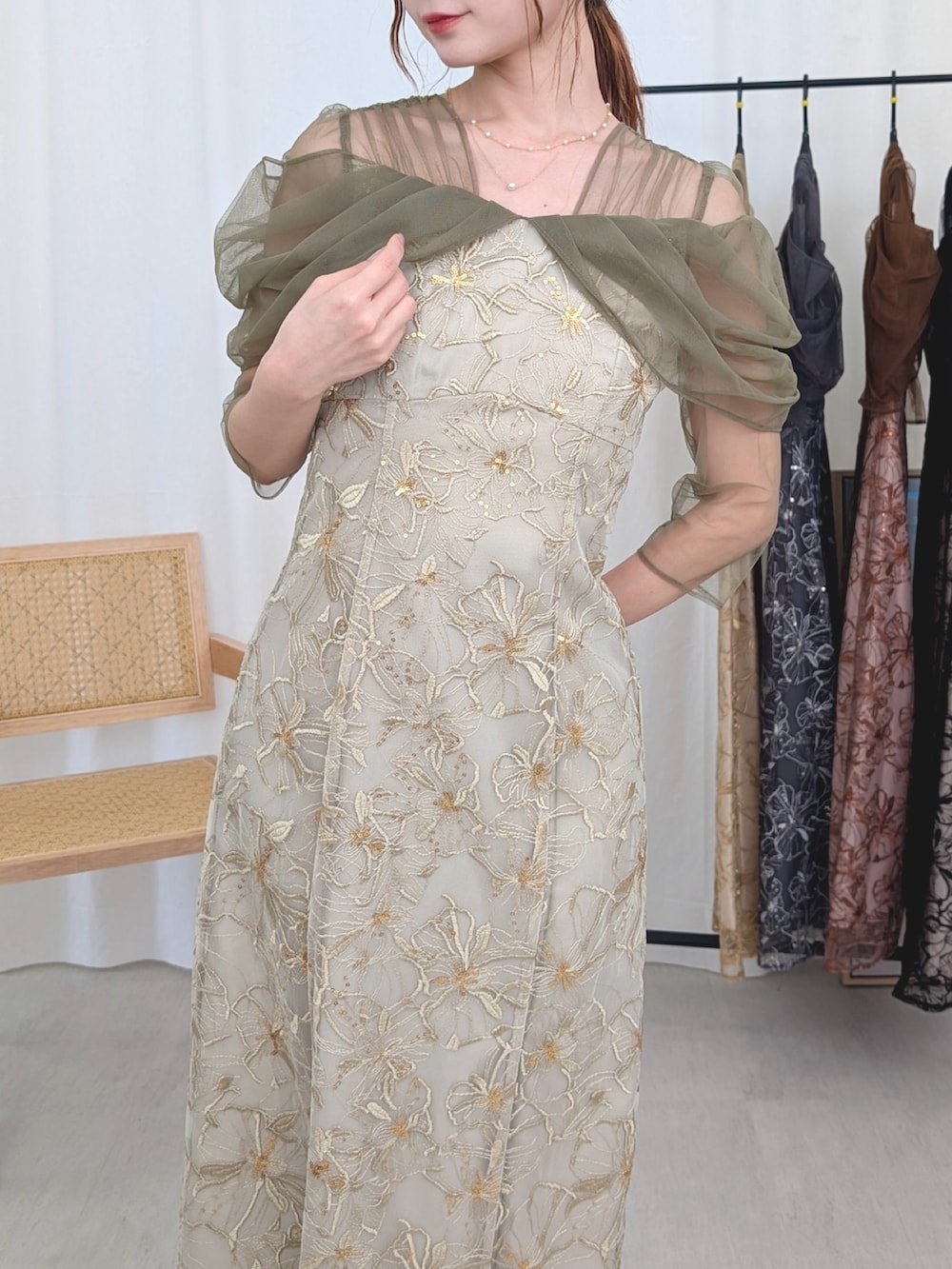 グリーン系のドレスを着用したレディースの春コーディネートの4枚目の写真