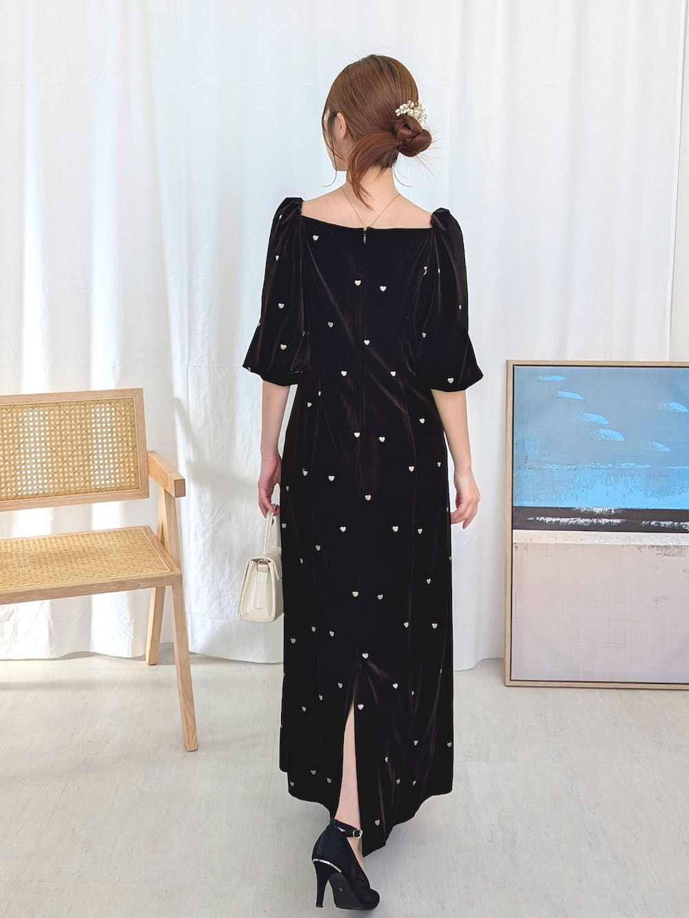 ブラウン系のドレスを着用したレディースの春コーディネートの2枚目の写真