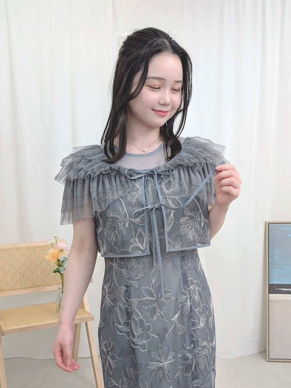 ブルー系のドレスを着用したレディースの春コーディネートの2枚目の写真
