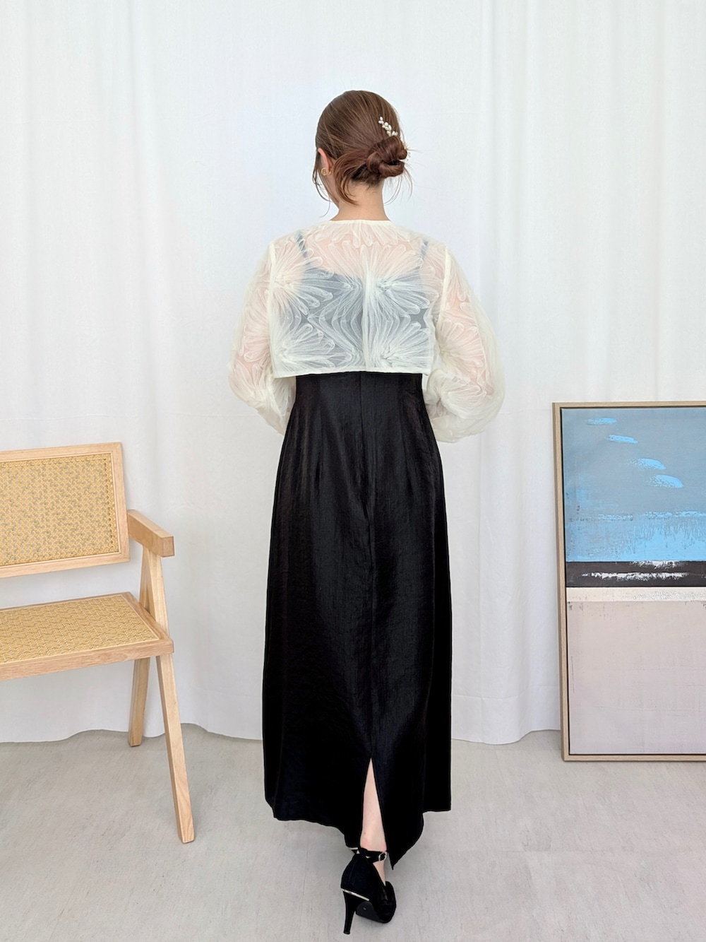 ベージュ系のドレスを着用したレディースの春コーディネートの3枚目の写真