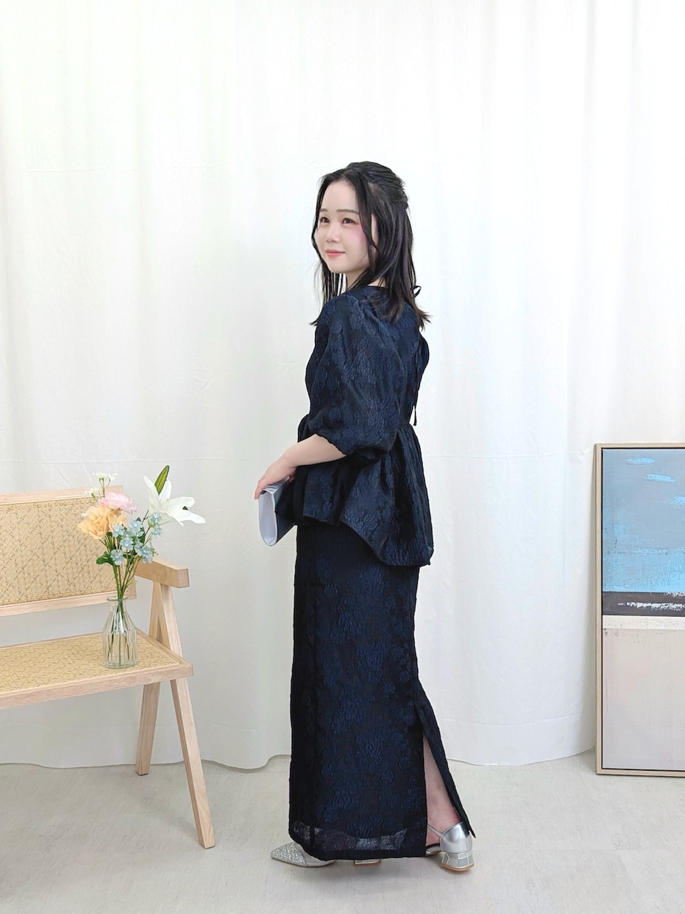 ブルー系のドレス、シルバー系のパンプスを着用したレディースの春コーディネートの2枚目の写真