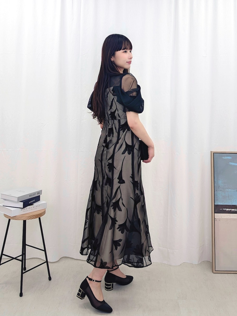 ブラック系のドレスを着用したレディースの春コーディネートの2枚目の写真