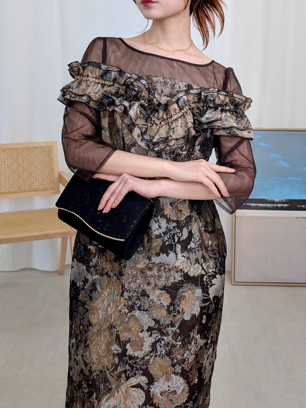 ブラウン系のドレスを着用したレディースの春コーディネートの3枚目の写真