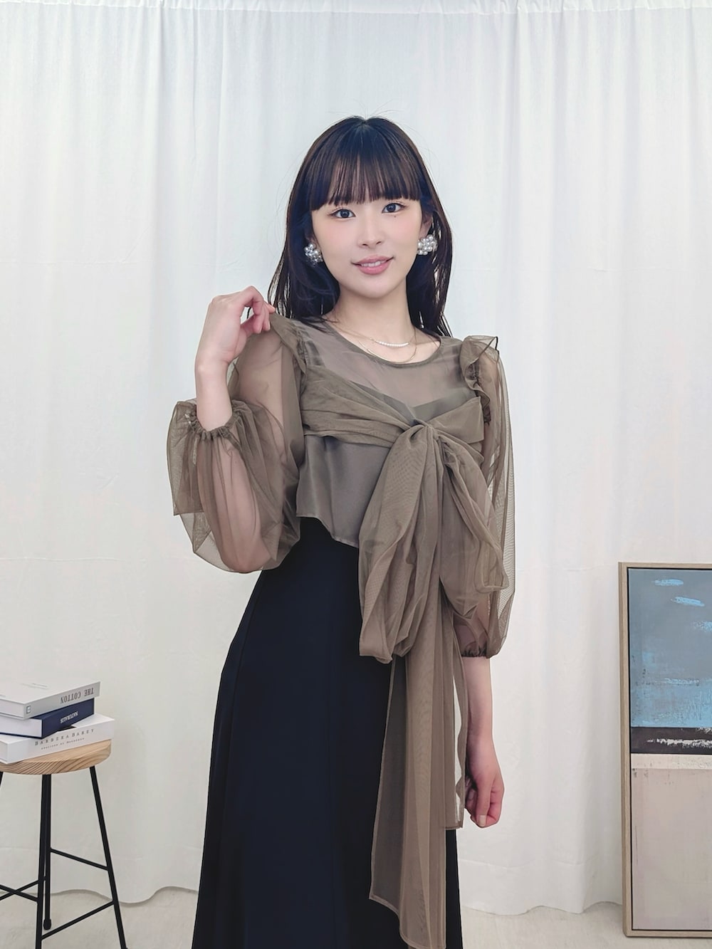 ブラック系のドレスを着用したレディースの春コーディネートの3枚目の写真