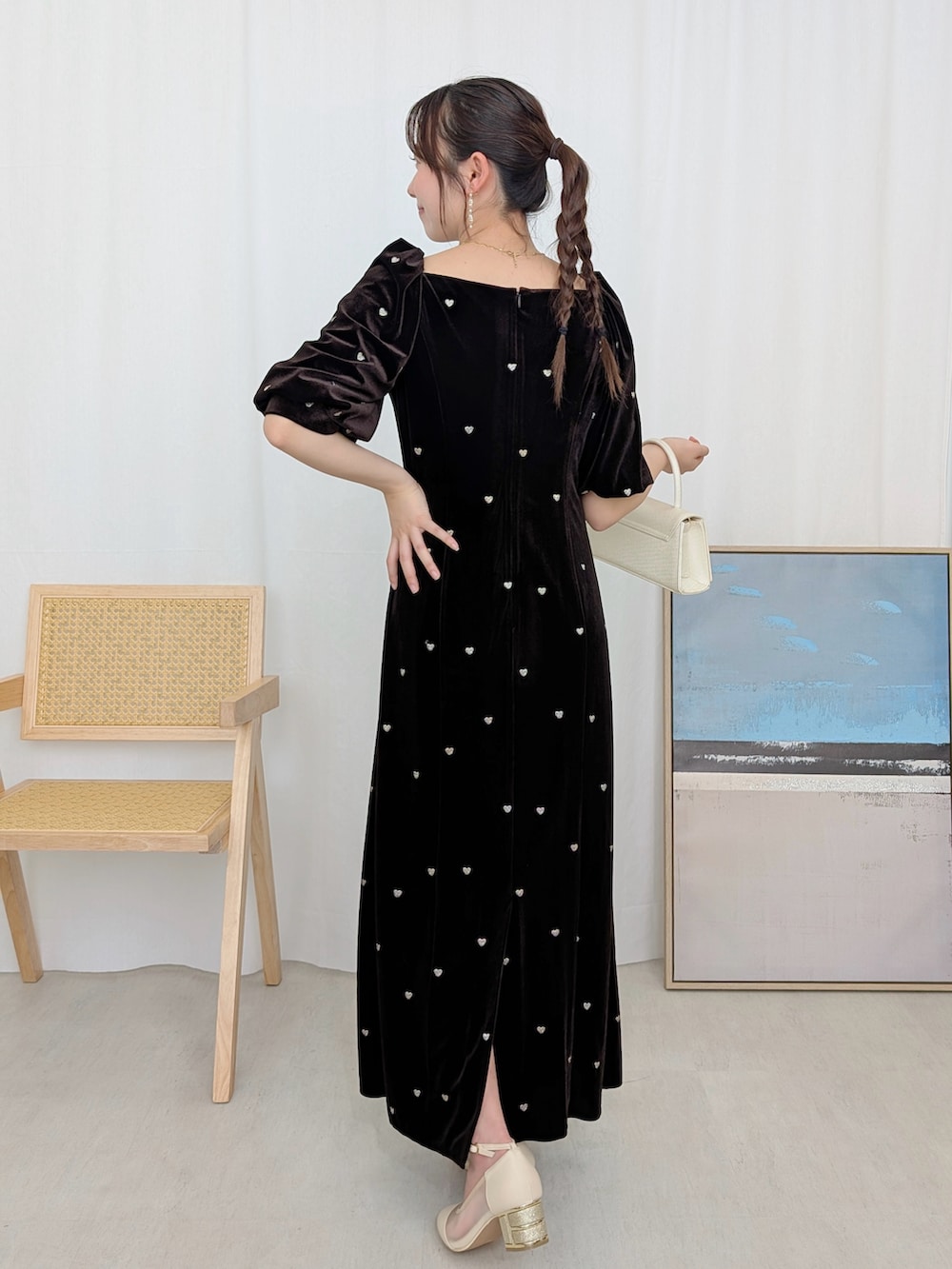 ブラウン系のドレス、シルバー系のパンプス、ブラック系のワンピース/ドレスを着用したレディースの冬コーディネートの2枚目の写真