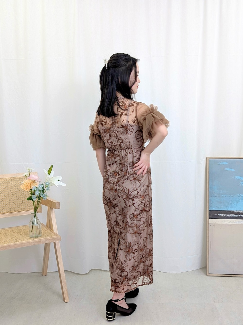 ブラウン系のドレスを着用したレディースの春コーディネートの2枚目の写真