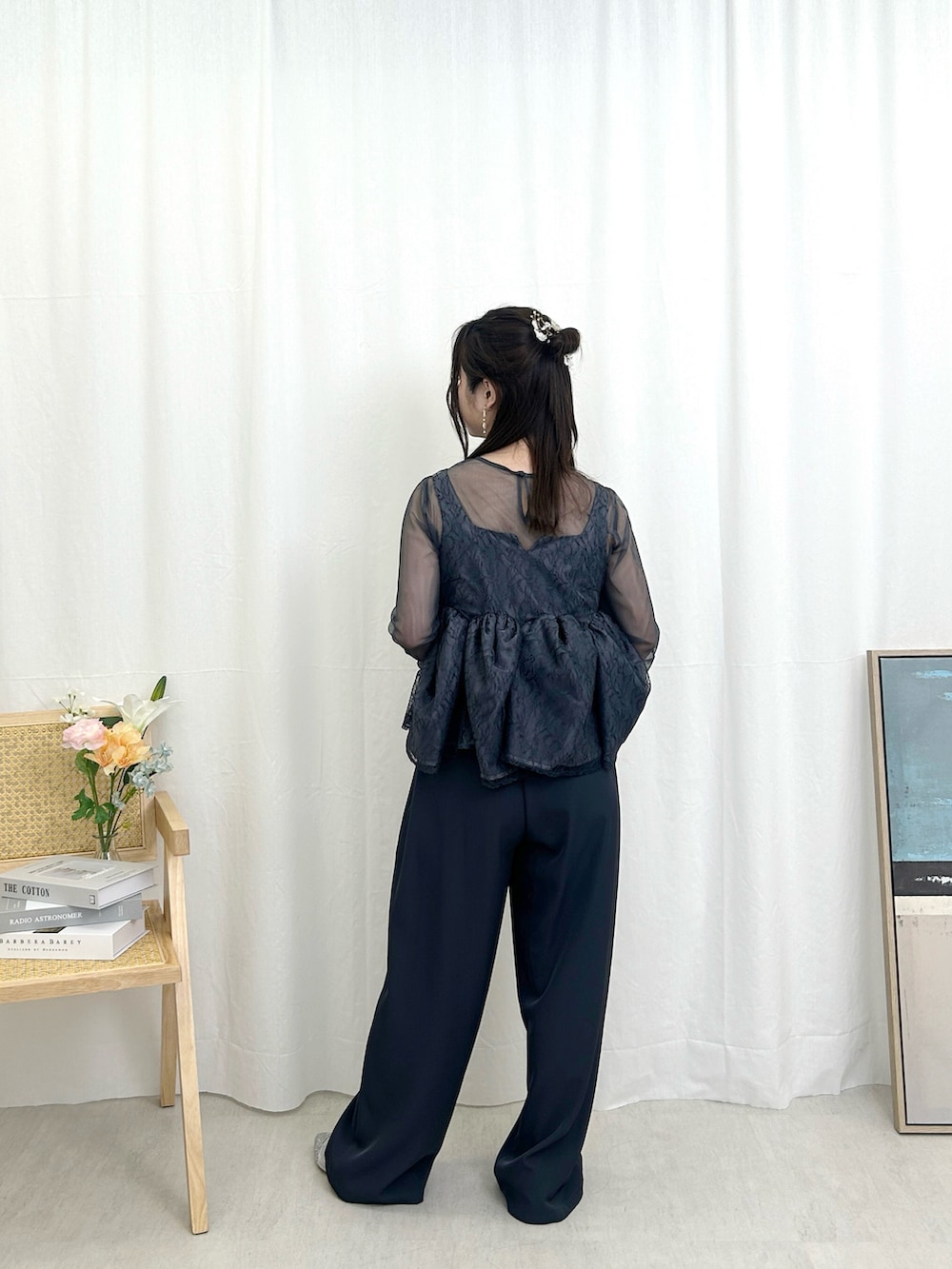ブルー系のパンツドレスを着用したレディースの夏コーディネートの2枚目の写真