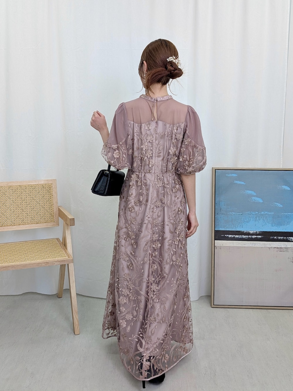 ピンク系のドレスを着用したレディースの春コーディネートの2枚目の写真