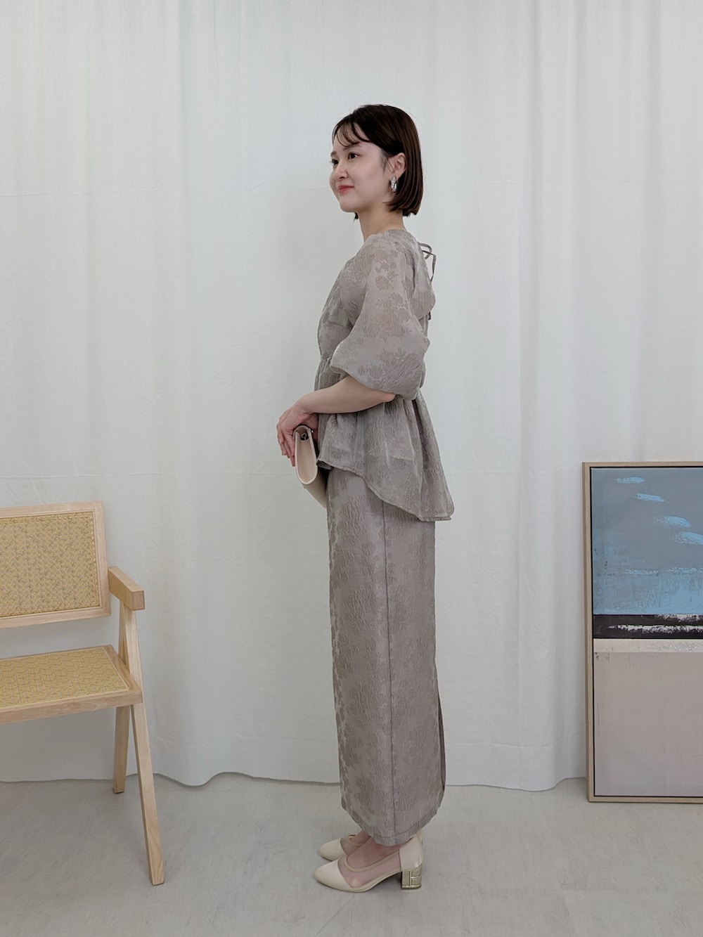 グレー系のドレスを着用したレディースの冬コーディネートの2枚目の写真