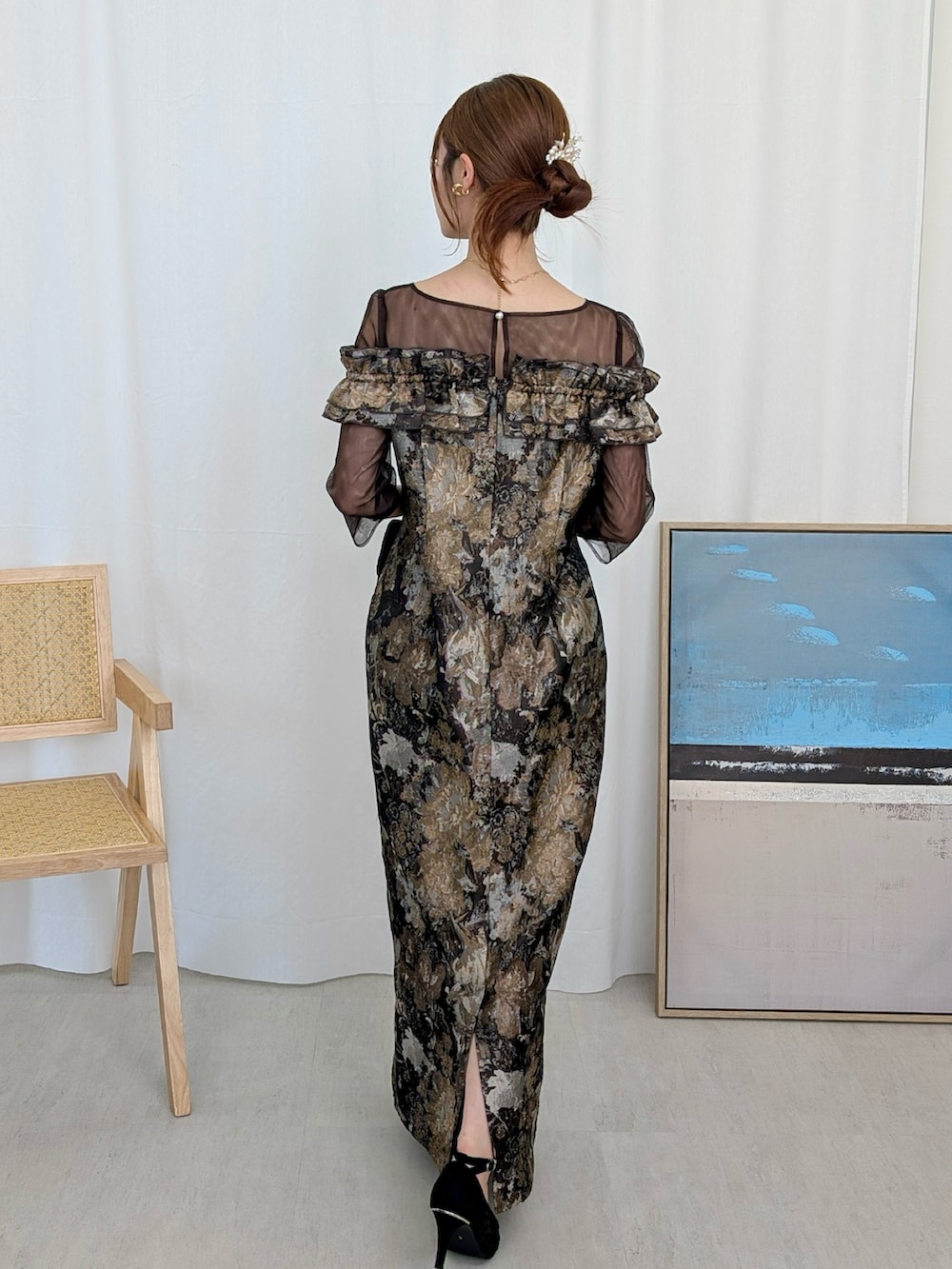 ブラウン系のドレスを着用したレディースの春コーディネートの2枚目の写真