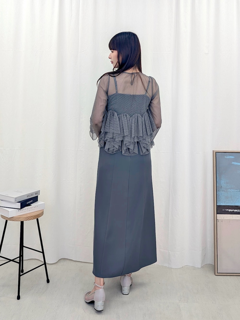 グレー系のドレスを着用したレディースの春コーディネートの2枚目の写真
