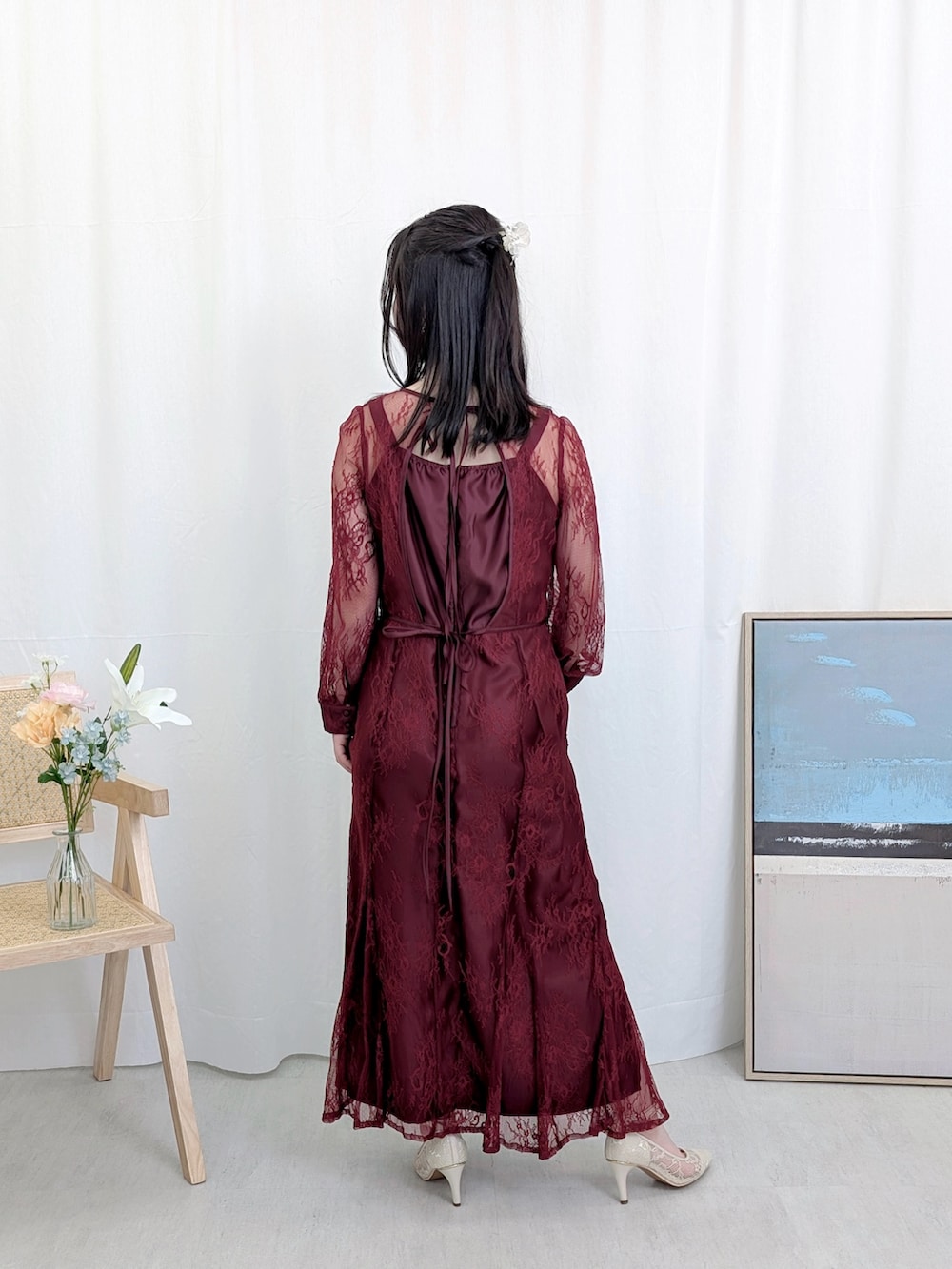 レッド系のドレス、ベージュ系のパンプスを着用したレディースの春コーディネートの2枚目の写真