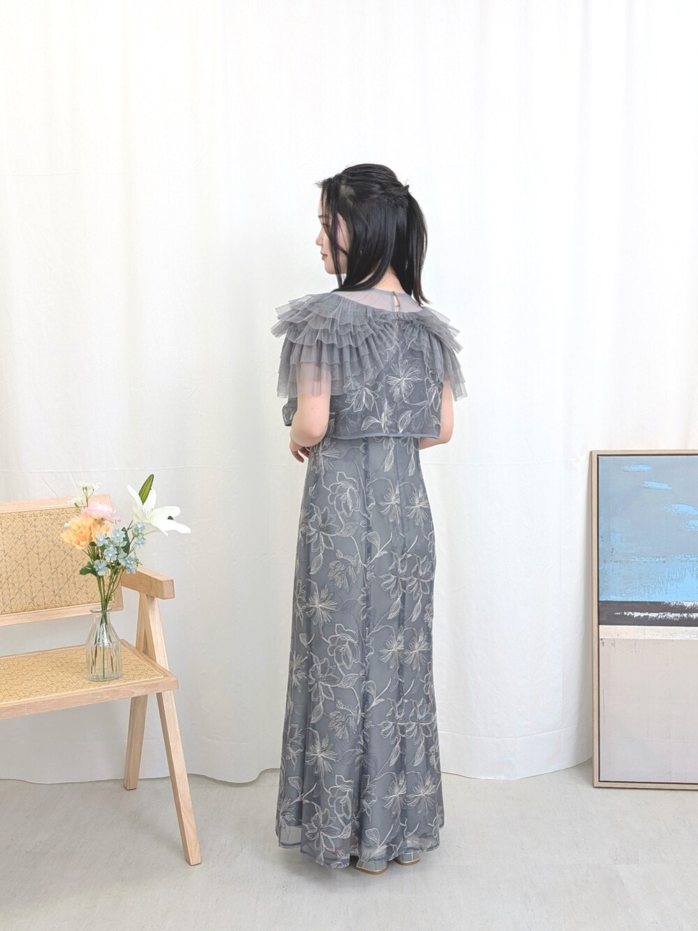 ブルー系のドレスを着用したレディースの春コーディネートの3枚目の写真