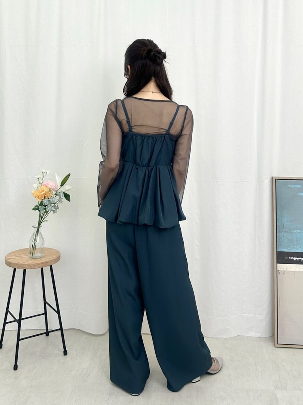 ブルー系のパンツドレスを着用したレディースの夏コーディネートの2枚目の写真