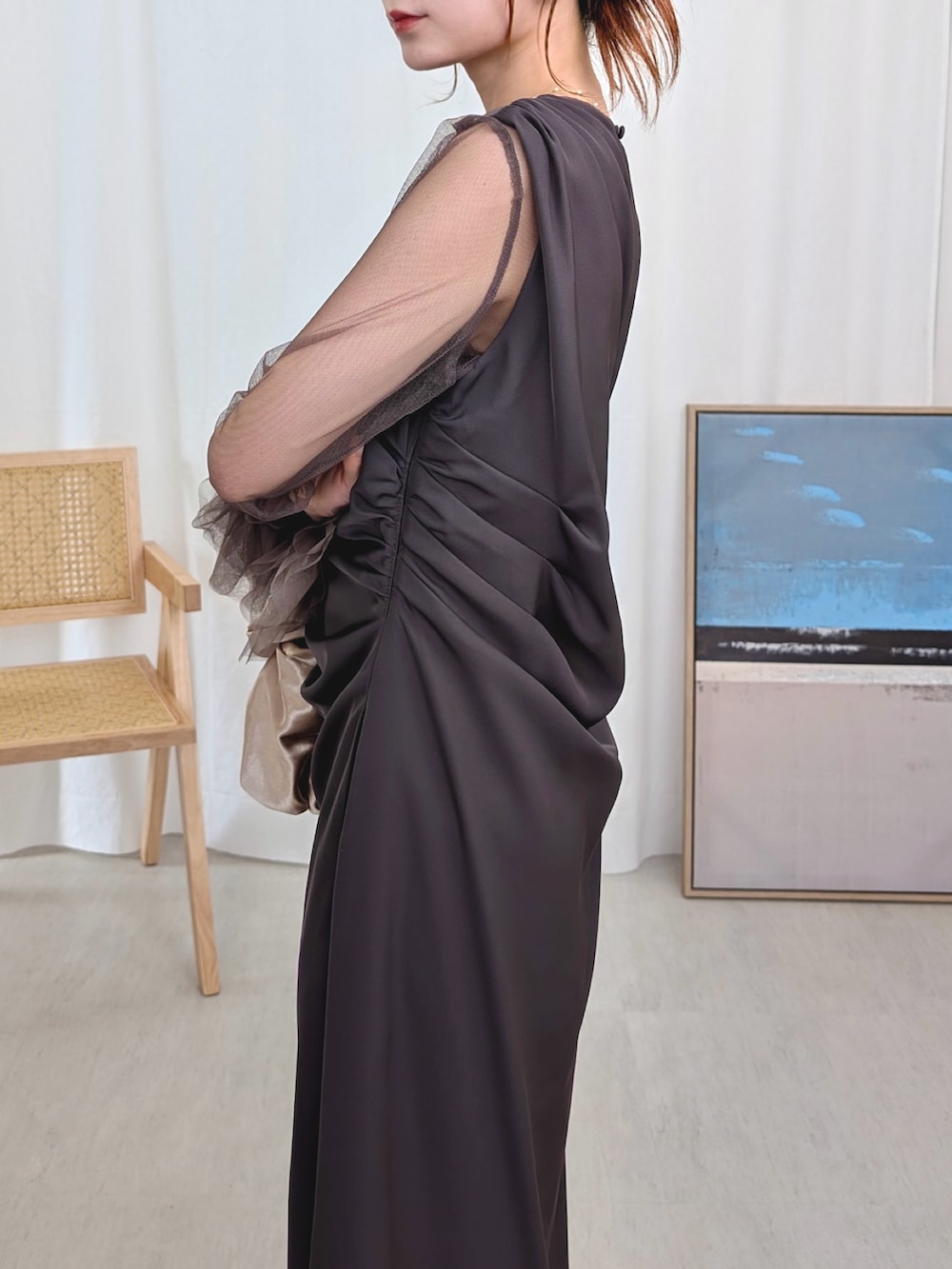 グレー系のドレス、ゴールド系のハンドバッグを着用したレディースの春コーディネートの4枚目の写真