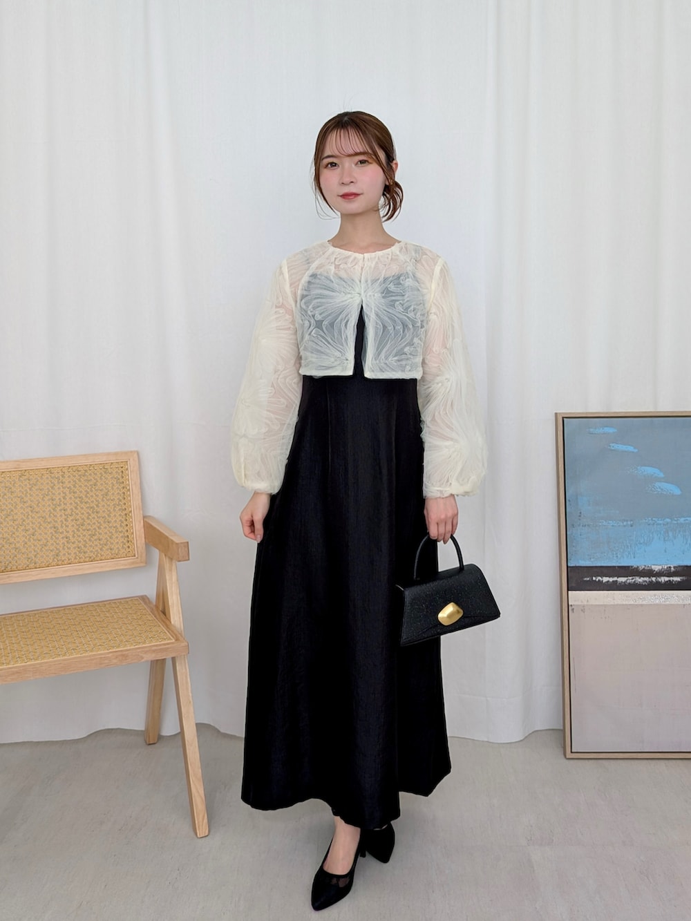 ベージュ系のドレスを着用したレディースの春コーディネートの2枚目の写真