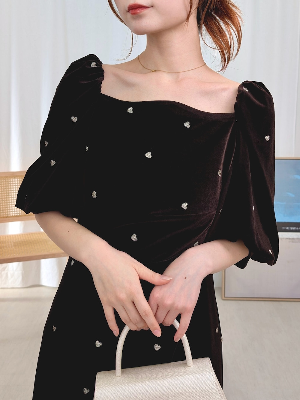 ブラウン系のドレスを着用したレディースの春コーディネートの3枚目の写真