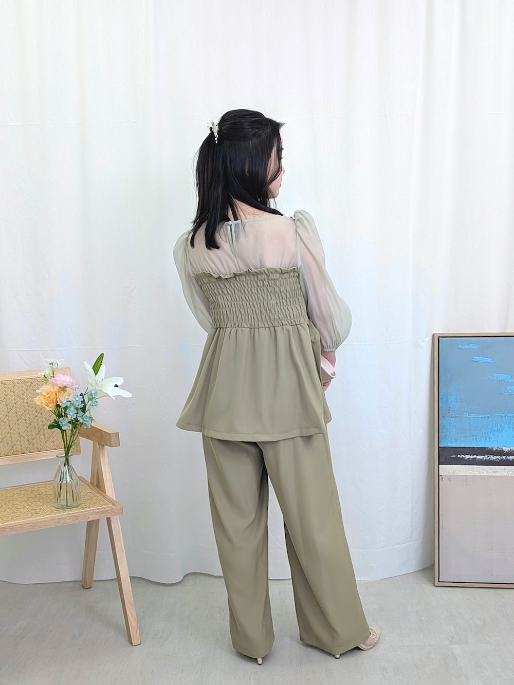 ベージュ系のパンツドレスを着用したレディースの春コーディネートの2枚目の写真