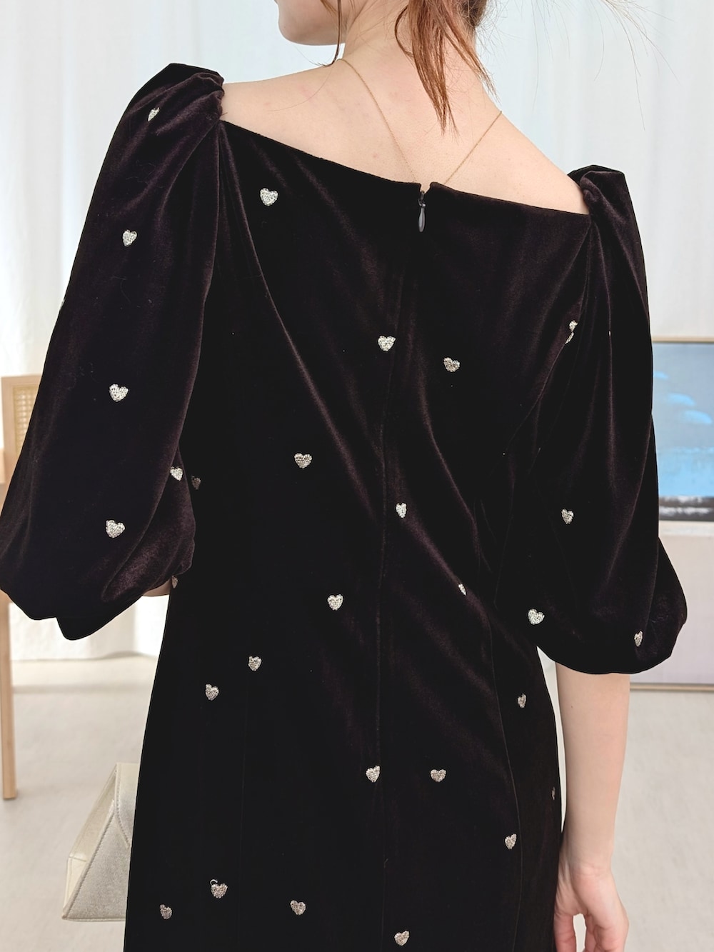 ブラウン系のドレスを着用したレディースの春コーディネートの4枚目の写真