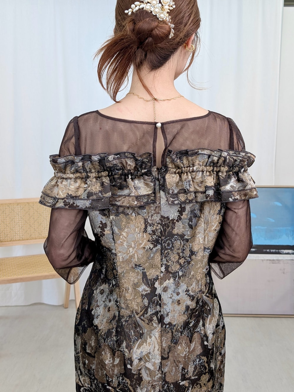 ブラウン系のドレスを着用したレディースの春コーディネートの4枚目の写真