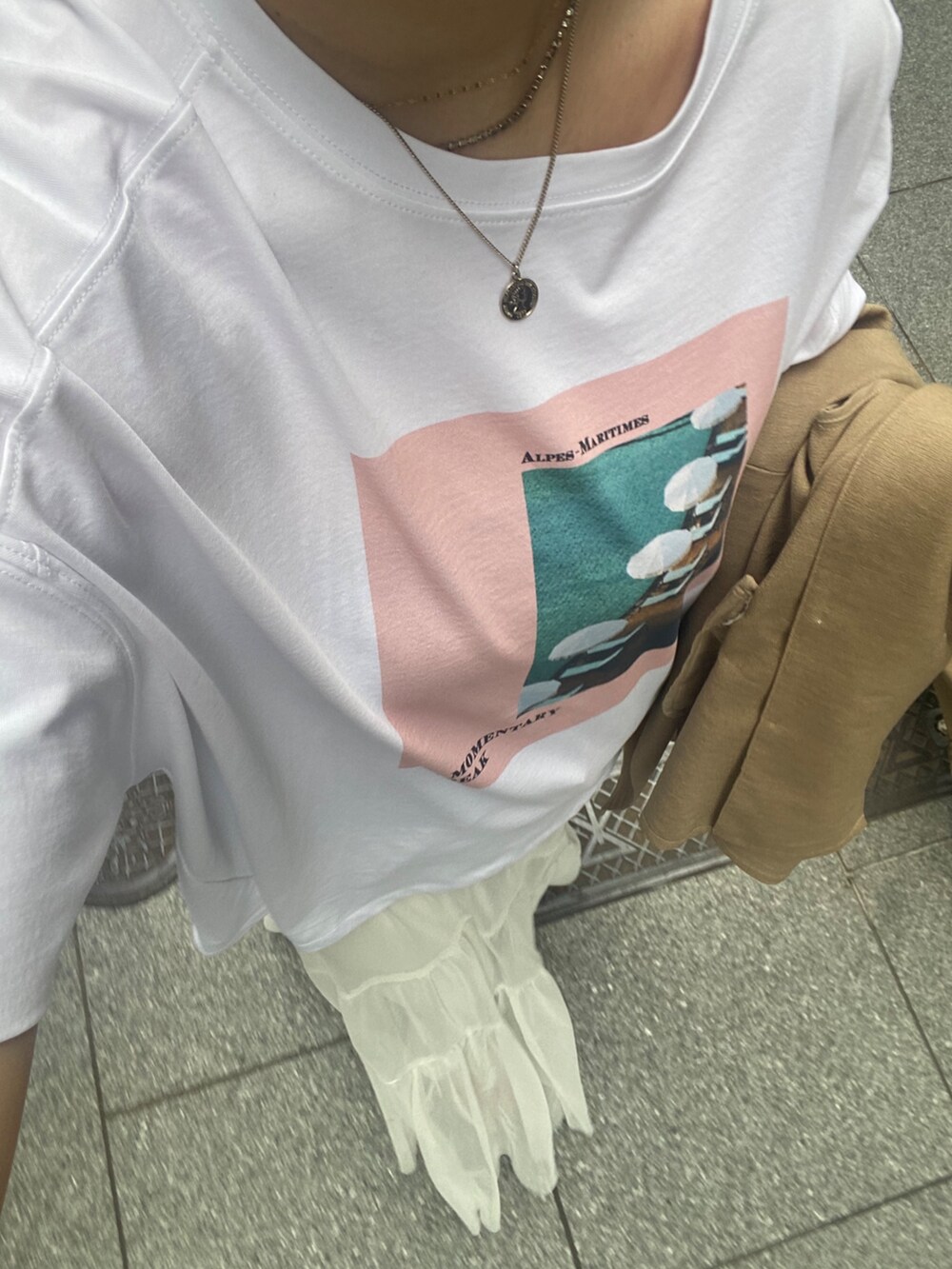イエロー系のテーラードジャケット、ホワイト系のTシャツ/カットソー、ホワイト系のスカートを着用したレディースの春コーディネートの3枚目の写真