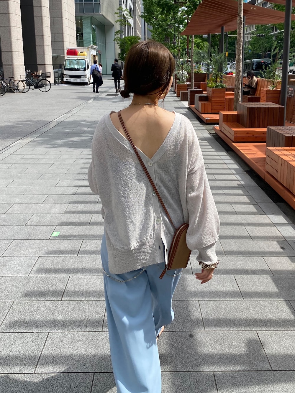 グレー系のカーディガン/ボレロ、ブルー系のスラックス、ゴールド系のサスペンダーを着用したレディースの夏コーディネートの8枚目の写真