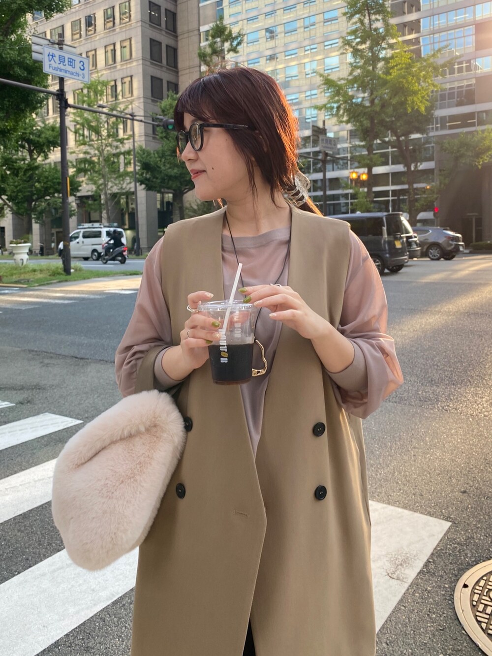 ベージュ系のワンピース、イエロー系のベストを着用したレディースの夏コーディネートの5枚目の写真