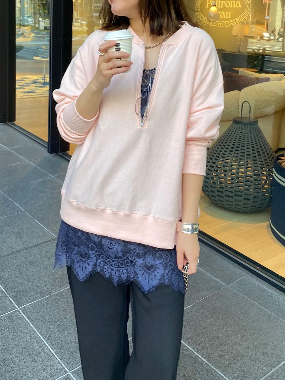 ピンク系のスウェット、ブルー系のシャツ/ブラウス、ブラック系のその他パンツを着用したレディースの春コーディネートの3枚目の写真