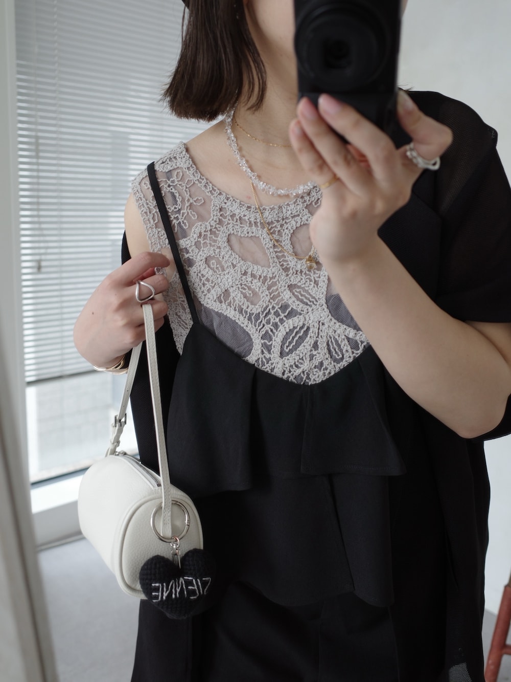 グレー系のシャツ/ブラウス、ブラック系のつなぎ/オールインワン、ブラック系のテーラードジャケットを着用したレディースの夏コーディネートの5枚目の写真