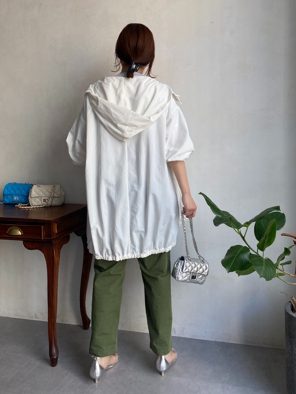 ホワイト系のブルゾン、グレー系のTシャツ/カットソー、グリーン系のその他パンツを着用したレディースの春コーディネートの3枚目の写真