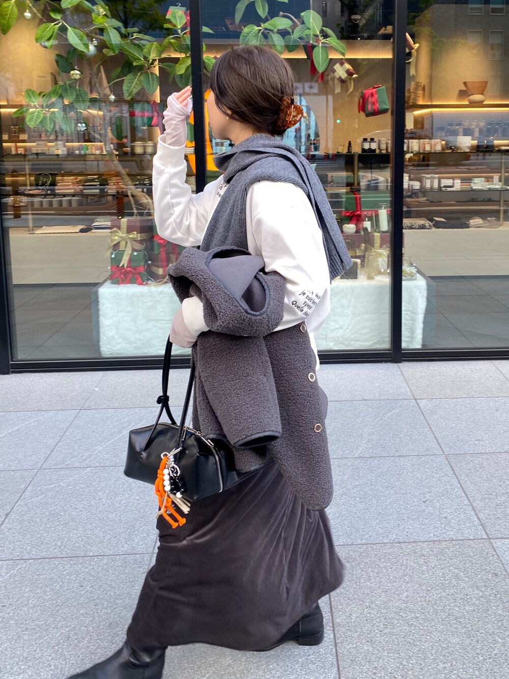 ホワイト系のTシャツ/カットソー、グレー系のスカート、グレー系のその他アウターを着用したレディースの冬コーディネートの6枚目の写真