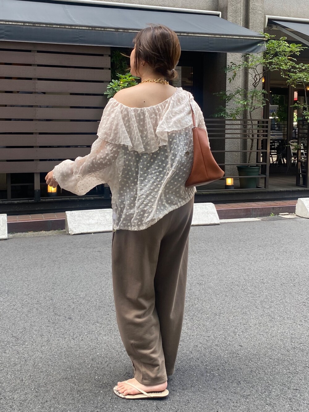 ホワイト系のシャツ/ブラウス、ブラウン系のその他パンツ、ブラウン系のショルダーバッグを着用したレディースの夏コーディネートの6枚目の写真