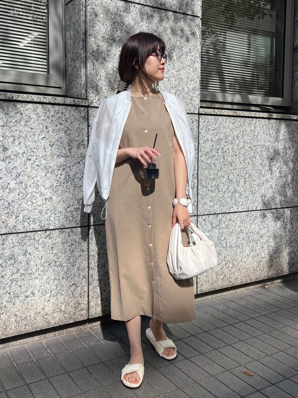 グレー系のワンピース、ホワイト系のトートバッグ、ホワイト系のその他シューズを着用したレディースの春コーディネートの2枚目の写真