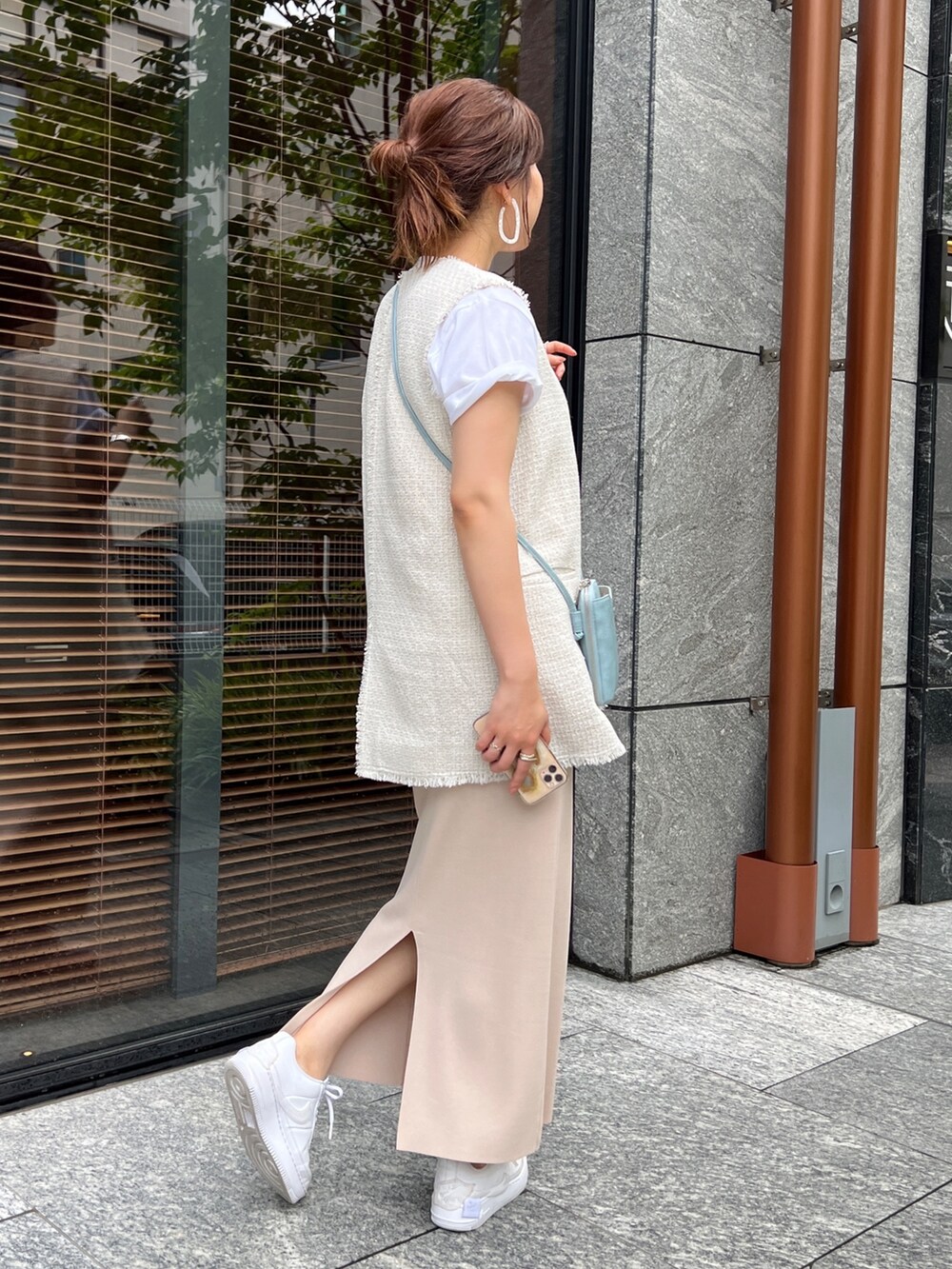 ホワイト系のベスト、ベージュ系のスカートを着用したレディースの夏コーディネートの4枚目の写真