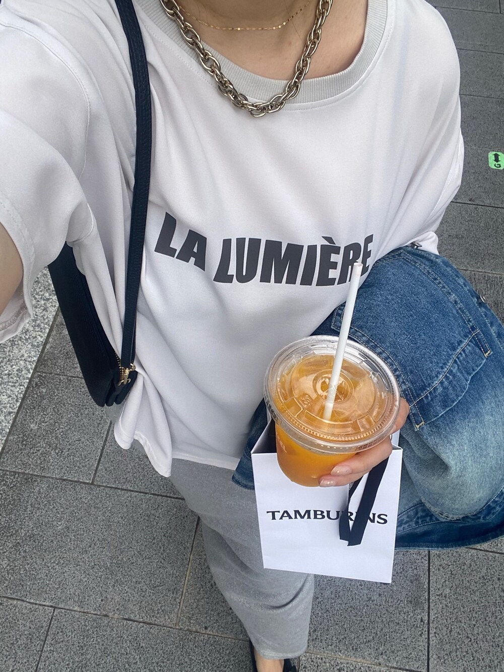 グレー系のTシャツ/カットソー、シルバー系のスカート、ブルー系のシャツ/ブラウスを着用したレディースの夏コーディネートの6枚目の写真