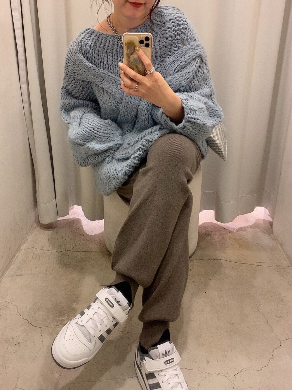 ブルー系のニット/セーター、シルバー系のショルダーバッグ、グレー系のその他パンツを着用したレディースの秋コーディネートの2枚目の写真
