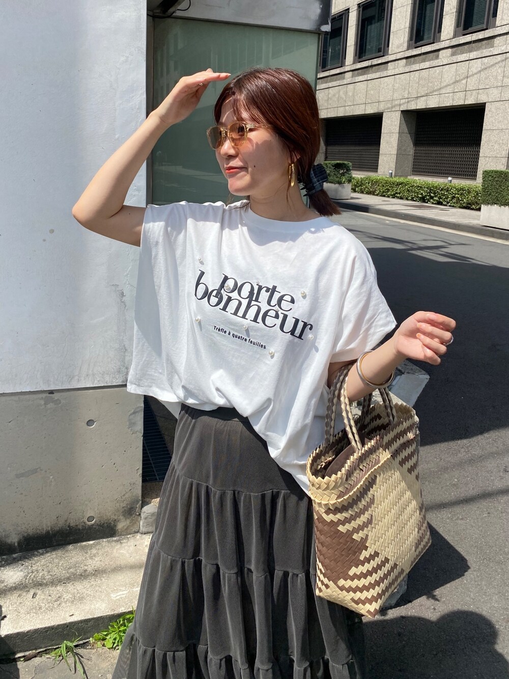 ホワイト系のTシャツ/カットソーを着用したレディースの夏コーディネートの3枚目の写真