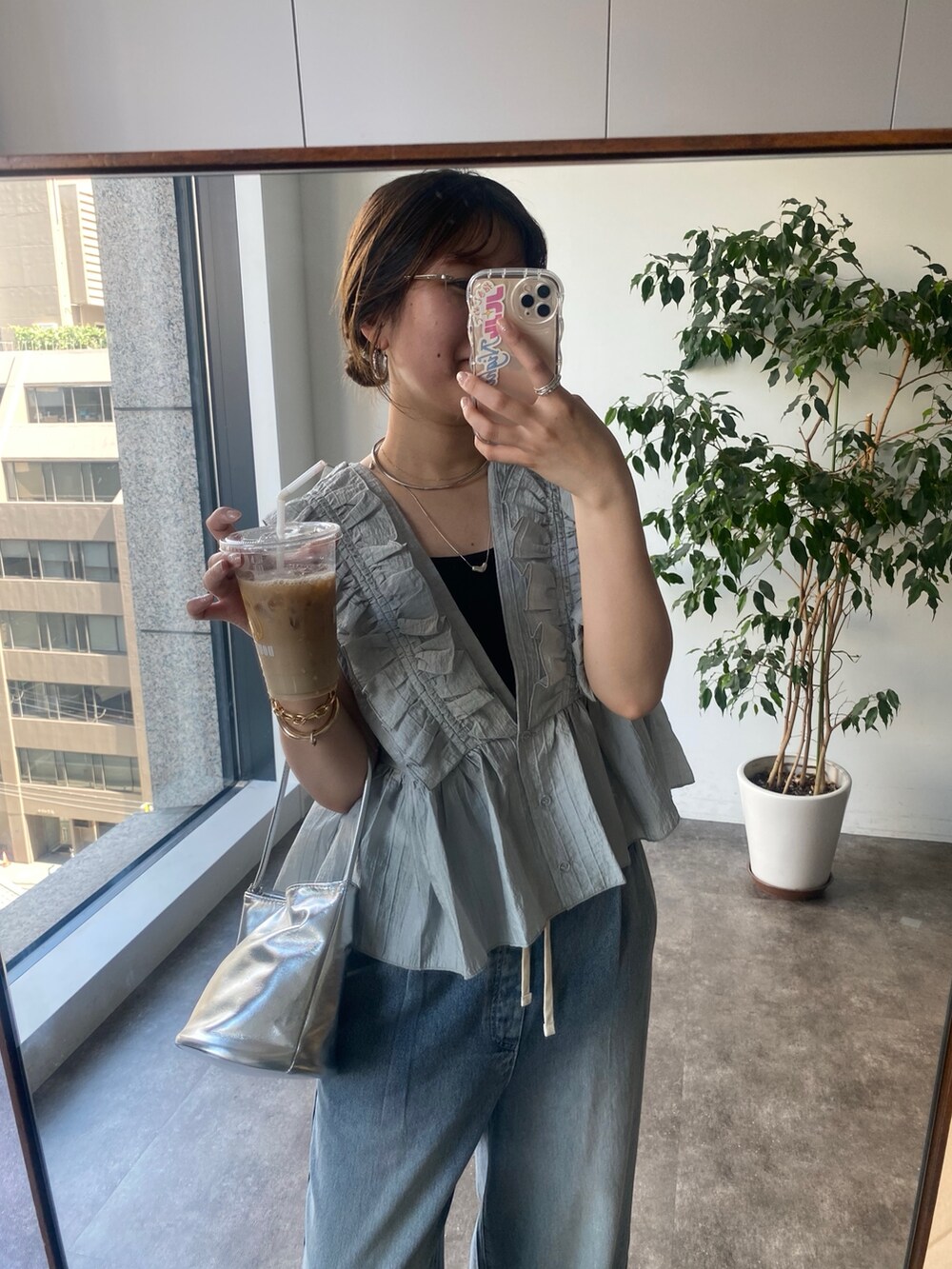 グレー系のシャツ/ブラウス、ブルー系のデニムパンツ、シルバー系のショルダーバッグを着用したレディースの夏コーディネートの2枚目の写真