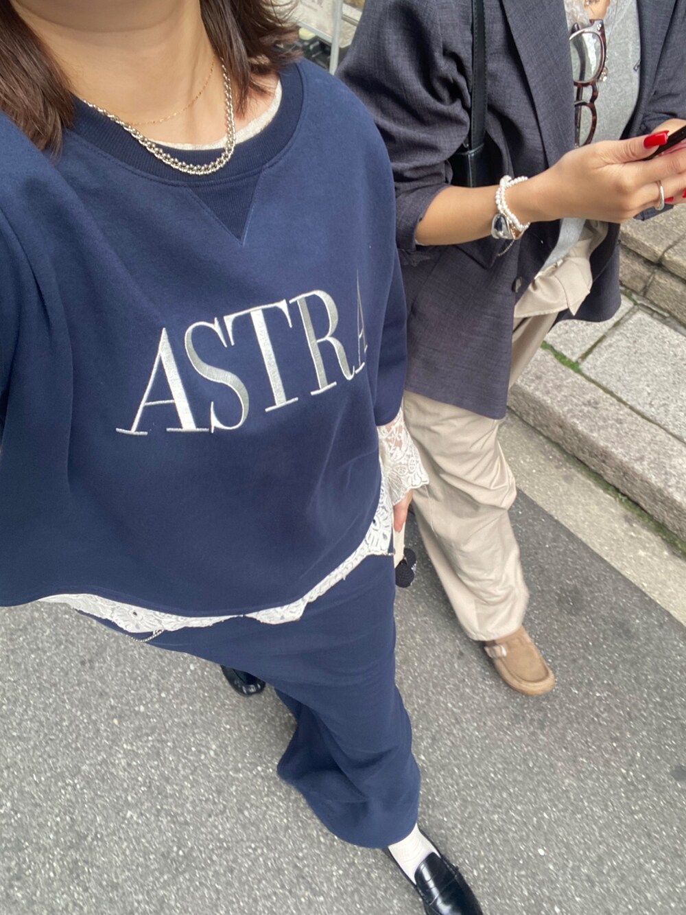 ブルー系のTシャツ/カットソー、ブルー系のスカート、ホワイト系のシャツ/ブラウスを着用したレディースの冬コーディネートの3枚目の写真