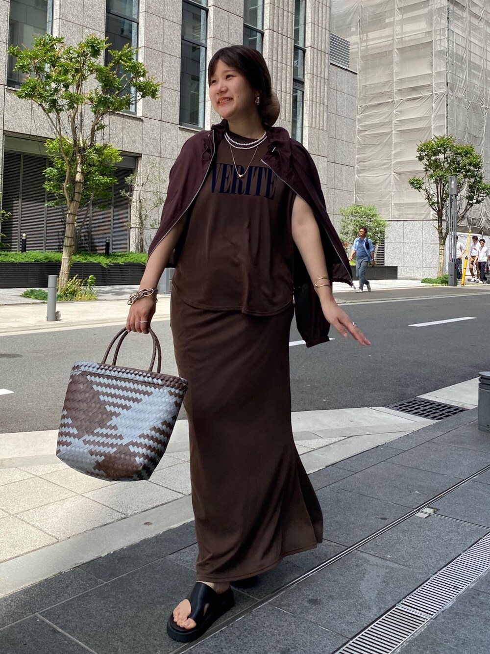 ブラウン系のスカート、ブラウン系のTシャツ/カットソー、ブラウン系のショルダーバッグを着用したレディースの夏コーディネートの7枚目の写真
